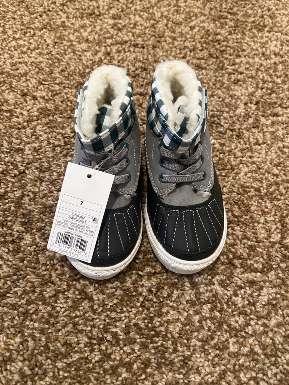 NWT The North Face Kids Grey, Black and Green Plaid Cuff Winter Boots